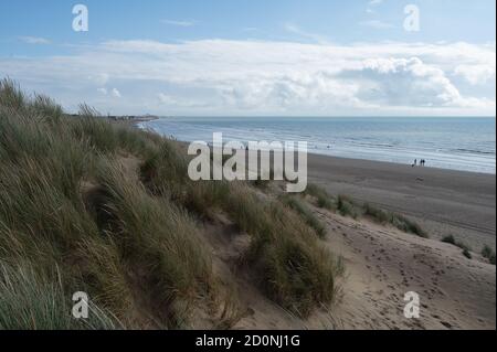 Blick auf Camber Sands von der Spitze einer Sanddüne, East Sussex Stockfoto