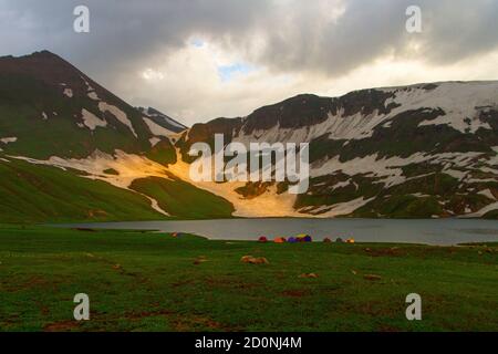 Der Dudipatsar-See, auch als Dudipat-See bekannt, ist ein See, der von schneebedeckten Gipfeln im Lulusar-Dudipatsar-Nationalpark umgeben ist. Der See liegt im Norden Stockfoto