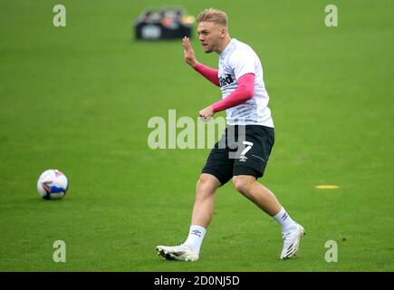 Kamil Jozwiak von Derby County erwärmt sich auf dem Platz vor dem Beginn des Sky Bet Championship-Spiels in Carrow Road, Norwich. Stockfoto