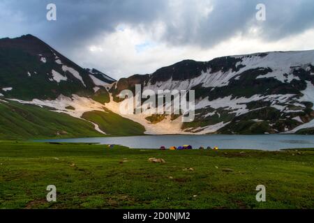 Der Dudipatsar-See, auch als Dudipat-See bekannt, ist ein See, der von schneebedeckten Gipfeln im Lulusar-Dudipatsar-Nationalpark umgeben ist. Der See liegt im Norden Stockfoto