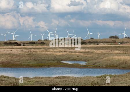 Blick auf Windturbinen im Naturschutzgebiet Rye Harbour, East Sussex Stockfoto