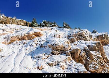 Schöne Landschaft von verschiedenen Bergen mit Schnee bedeckt. Tien Shan Bergsystem in Usbekistan Stockfoto