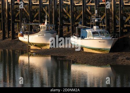 Zwei Boote, die bei Ebbe im Fluss Rother im Hafen von Rye, East Sussex, festgemacht wurden Stockfoto