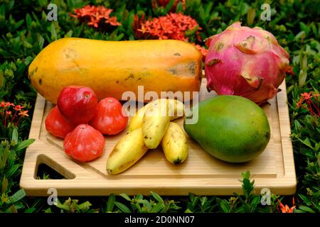 Indonesien Batam - Indonesische tropische Früchte Papaya - Pflaume - Mango - Salak (Schlangenfrucht) - Banane - Pitaya (Drachenfrucht) Stockfoto