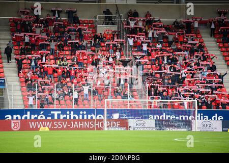 Regensburg, Deutschland. Oktober 2020. Regensburger Fans, Zuschauer auf den Tribünen. GES/Fußball/2. Bundesliga: SSV Jahn Regensburg - Karlsruher SC - Mannschaft, 03.10.2020 Fußball: 2. Bundesliga: SSV Jahn Regensburg vs Karlsruher SC, Regensburg, 3. Oktober 2020 Quelle: dpa/Alamy Live News Stockfoto