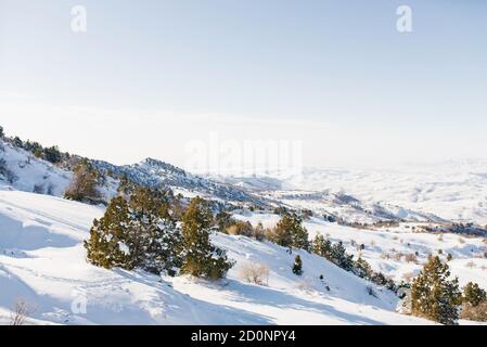 Schneebedeckte Pisten bei sonnigem Wetter. Winterlandschaft in den Bergen des Skigebiets Beldersay Stockfoto