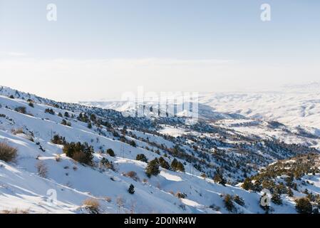 Panorama des Tien Shan Gebirges, das sich von der Spitze eines Gebirgspass im Ferienort Beldersay in Usbekistan öffnet Stockfoto