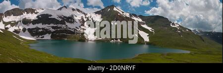 Der Dudipatsar-See, auch als Dudipat-See bekannt, ist ein See, der von schneebedeckten Gipfeln im Lulusar-Dudipatsar-Nationalpark umgeben ist. Der See liegt im Norden Stockfoto