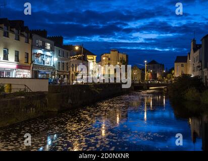 GALWAY CITY, IRLAND - 4. Mai 2018: Blick auf den Kanal, der nachts durch die Innenstadt von Galway führt Stockfoto