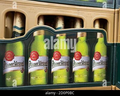 Viersen, Deutschland - 9. Juli. 2020: Blick auf die isolierte Pilsener Urquell Bierkiste im deutschen Supermarkt Stockfoto