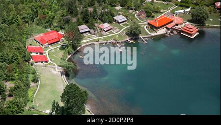 Der untere Kachura-See, auch bekannt als Shangrila-See, befindet sich im Dorf Kachura in der Stadt Skardu in einer Höhe von 2,500 Metern. Stockfoto