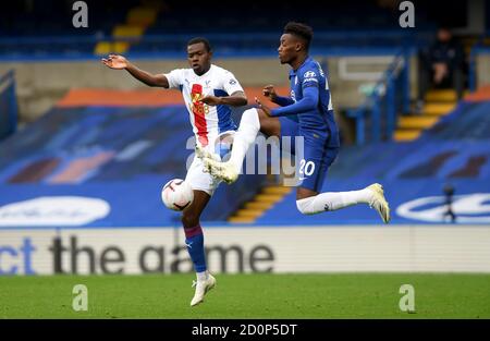 Tyrick Mitchell aus dem Crystal Palace (links) und Callum Hudson-Odoi aus Chelsea kämpfen während des Premier League-Spiels in Stamford Bridge, London, um den Ball. Stockfoto