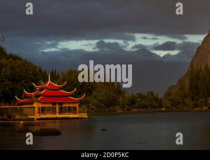Der untere Kachura-See, auch bekannt als Shangrila-See, befindet sich im Dorf Kachura in der Stadt Skardu in einer Höhe von 2,500 Metern. Stockfoto