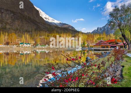 Der untere Kachura-See, auch bekannt als Shangrila-See, befindet sich im Dorf Kachura in der Stadt Skardu in einer Höhe von 2,500 Metern. Stockfoto
