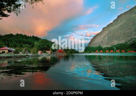 Der untere Kachura-See, auch bekannt als Shangrila-See, befindet sich im Dorf Kachura in der Stadt Skardu in einer Höhe von 2,500 Metern. Stockfoto