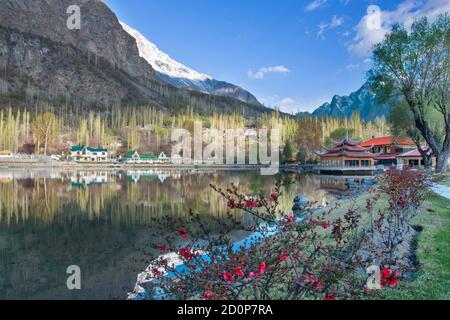 Der untere Kachura-See, auch bekannt als Shangrila-See, befindet sich im Dorf Kachura in der Stadt Skardu in einer Höhe von 2,500 Metern. Stockfoto