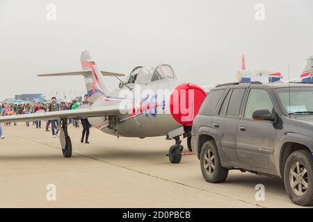 SCHUKOWSKI, REGION MOSKAU, RUSSLAND - 31. AUGUST 2019: Ein Auto fährt ein Kampfflugzeug auf die Landebahn Stockfoto