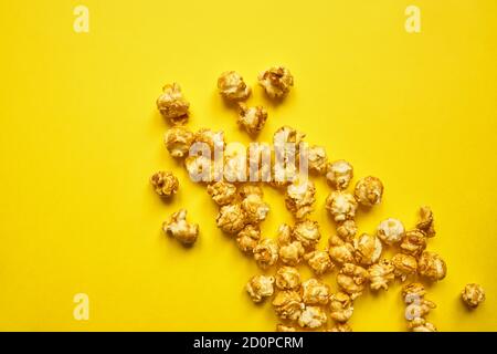 Popcorn mit Karamell auf hellgelbem Hintergrund Stockfoto