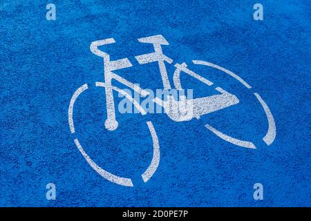 Hohe Winkelansicht des Fahrradschildes auf Radweg Stockfoto