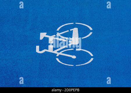 Hohe Winkelansicht des Fahrradschildes auf Radweg Stockfoto