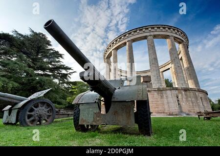 Ansaldo 105/28 Kanone vor der mausole von Cesare Battisti in Trient. Doss Trento, Trentino-Südtirol, Italien, Europa. Stockfoto