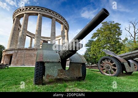 Ansaldo 105/28 Kanone vor der mausole von Cesare Battisti in Trient. Doss Trento, Trentino-Südtirol, Italien, Europa. Stockfoto