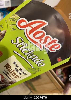 Viersen, Deutschland - 9. Juli. 2020: Blick auf Paket Aoste Stickado Mini Salami im deutschen Supermarkt Stockfoto