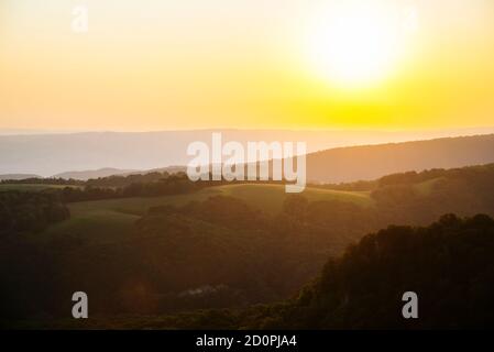 Wunderschönen Sonnenaufgang in den Bergen Stockfoto