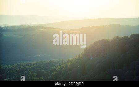 Kaukasus-Landschaft im frühen Sommermorgen Stockfoto