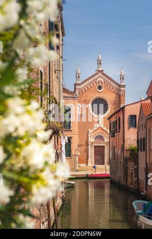 Canal in Venedig und Kirche von Madonna dell'Orto in der Ferne. Bezirk Cannaregio in Venedig, Italien Stockfoto