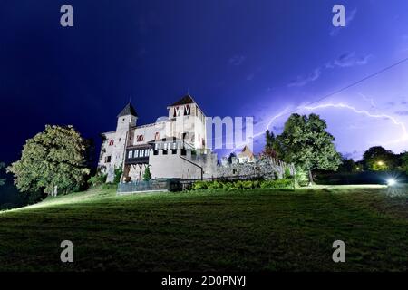 Die mittelalterliche Burg von Malgolo in einer stürmischen Nacht. Romeno, Nontal, Provinz Trient, Trentino-Südtirol, Italien, Europa. Stockfoto