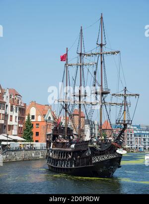 GDAŃSK / POLEN - 28. JULI 2018: Blick auf Danzigs Schiff auf der Motlawa Stockfoto