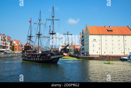 GDAŃSK / POLEN - 28. JULI 2018: Blick auf Danzigs Schiff auf der Motlawa Stockfoto