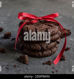 Hoher Stapel von weichen hausgemachten Schokolade Chip Cookies mit einem Bissmarkierung Stockfoto