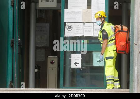 Catania, Italien. Oktober 2020. Sanitäter betreten das Gericht von Catania während des Prozesses gegen Matteo Salvini, um der Rechtsanwältin Giulia Bongiorno zu helfen Credit: Independent Photo Agency/Alamy Live News Stockfoto