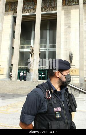 Catania, Italien. Oktober 2020. Matteo Salvini am Gericht von Catania mit seiner Rechtsanwältin Giulia Bongiorno, die im Rollstuhl aus der Verhandlung kommt Kredit: Unabhängige Fotoagentur/Alamy Live News Stockfoto