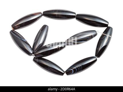 Verwickelte Schnur aus gestreiften, schwarz polierten Achatperlen isoliert Weißer Hintergrund Stockfoto