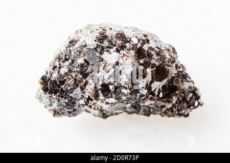 Makrofotografie der Probe des natürlichen Minerals aus der geologischen Sammlung - rohes Phlogopit (Magnesiummica) Mineral auf dem Gestein aus der Lagerstätte Kovdor, Kola Stockfoto