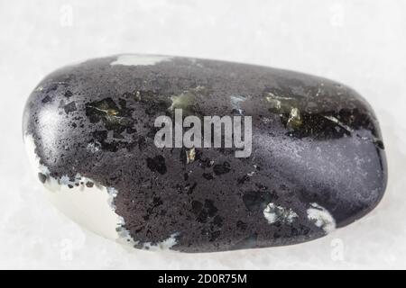 Natürliches Mineral aus geologischer Sammlung - getaumeltes Teisky Jade (Hantigyrit, chakassische Serpentin) Gestein mit Magnetit, Serpentin, Hämatit minera Stockfoto