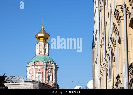 Turm des Dreikönigsklosters in Kitay-gorod Bezirk der Stadt Moskau Am sonnigen Septembertag Stockfoto