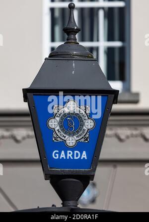 Listowel, Irland - 21. April 2018: Schild am Eingang der irischen Polizeistation, die in der republik Irland die Garda Síochána genannt werden. Stockfoto