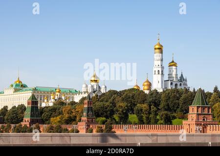 Blick auf die Kathedralen des Kremls in Moskau von Bolschoj Moskworetski Brücke am sonnigen Septembertag Stockfoto