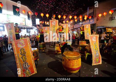 Georgetown, Penang/Malaysia - Jan 24 2020: 24 festliche Trommel Performer tragen Banner viel Glück während der chinesischen Neujahr. Stockfoto