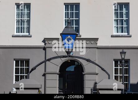 Listowel, Irland - 21. April 2018: Schild am Eingang der irischen Polizeistation, die in der republik Irland die Garda Síochána genannt werden. Stockfoto