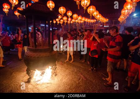 Georgetown, Penang/Malaysia - Jan 24 2020: Der Weihrauchtopf ist Feuer, wenn es zu viel Räucherstäbchen gibt. Stockfoto