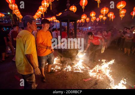 Georgetown, Penang/Malaysia - Jan 24 2020: Joss Stick Pot on Fire bringt allen Glück. Stockfoto