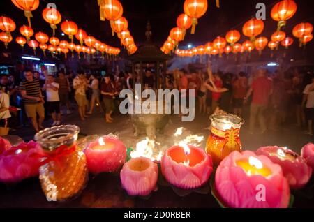 Georgetown, Penang/Malaysia - Jan 24 2020: Menschen beten mit Joss Stock und Kerze. Stockfoto