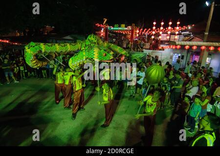 Georgetown, Penang/Malaysia - Jan 29 2020: Schlangentanz vor dem Schlangentempel. Stockfoto