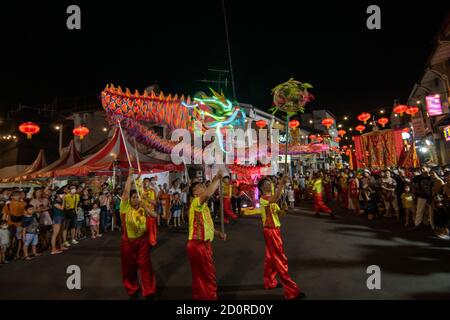 Georgetown, Penang/Malaysia - 02 2020. Feb: Drachen tanzen während der chinesischen Neujahrfeier. Stockfoto