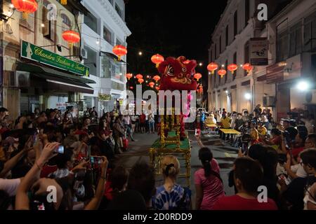 Georgetown, Penang/Malaysia - 02 2020. Februar: Löwentanz-Performance auf der Straße. Stockfoto